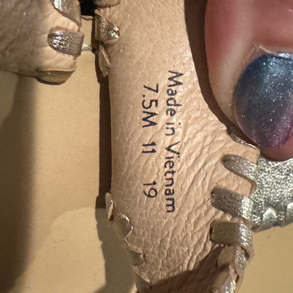 Sandals 7.5 gold - Picture 2 of 3